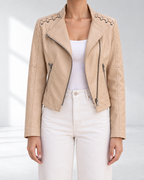 Serena™ | Kort Bikerjack met Veterdetail